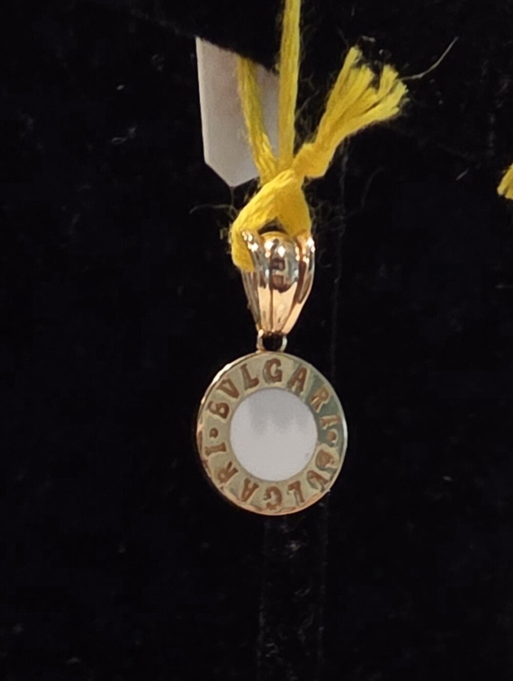 💗✨️18K Gold and White Round Pendant✨️💗